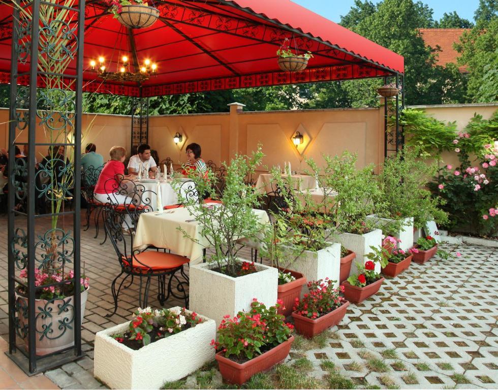 Contessa Hotel Шумен Экстерьер фото